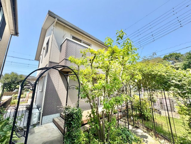 北東角地・太陽光発電システム搭載！積水ハウスの注文建築！敷地約85坪・南庭のある4LLDDKK・納戸！2026年10月リフォーム完了予定(キッチンコンロ、クロス、等)！並列駐車2台可(車種による)！