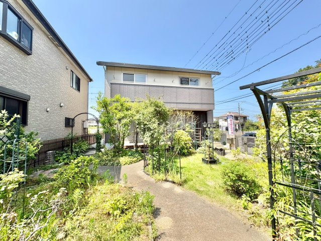 北東角地・太陽光発電システム搭載！積水ハウスの注文建築！敷地約85坪・南庭のある4LLDDKK・納戸！2026年10月リフォーム完了予定(キッチンコンロ、クロス、等)！並列駐車2台可(車種による)！