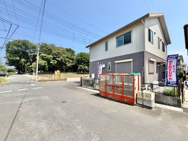 北東角地・太陽光発電システム搭載！積水ハウスの注文建築！敷地約85坪・南庭のある4LLDDKK・納戸！2026年10月リフォーム完了予定(キッチンコンロ、クロス、等)！並列駐車2台可(車種による)！