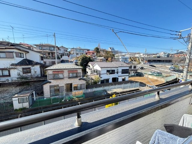 ベランダより、眼前には深堀川が流れる静かな住環境です。