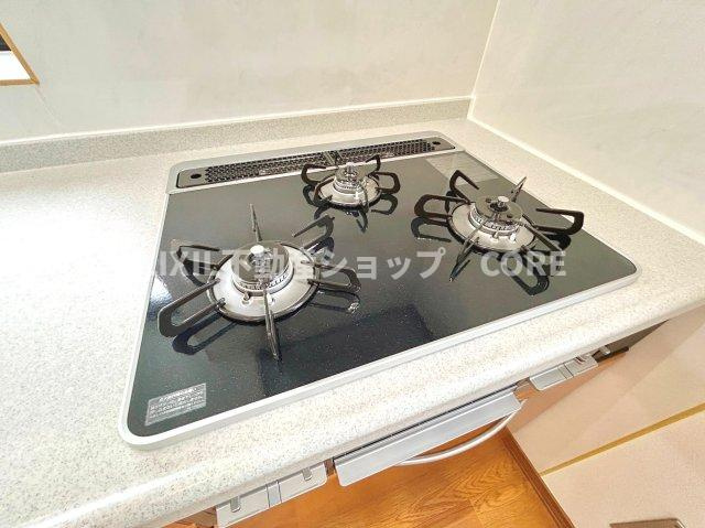 三口コンロで、お料理の効率もアップ！使い勝手の良さを考えました。