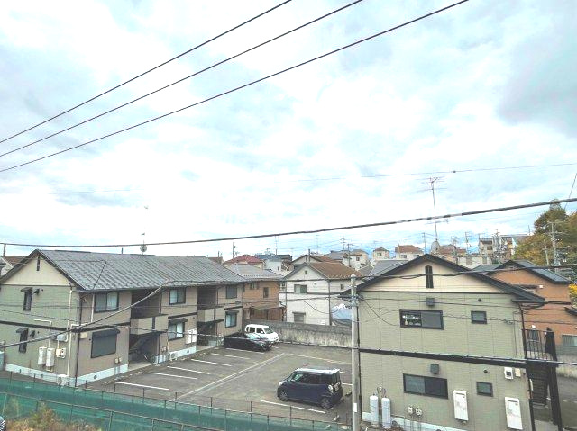 気持ちのいい空が見渡せる広いバルコニー。通風・採光にも優れ、心地よい光と風があふれています。
