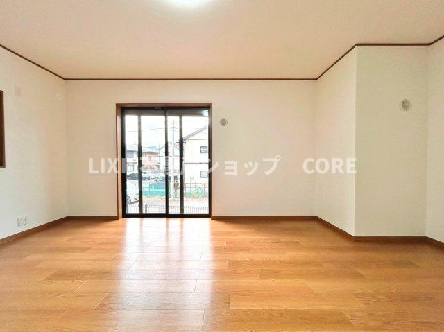 窓からの日差しがリビングの隅々までしっかりと届きます。