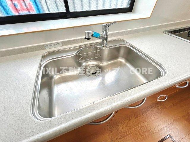 クリアな水が毎日使え、見た目にもスマートな浄水器一体型。人気の商品です。