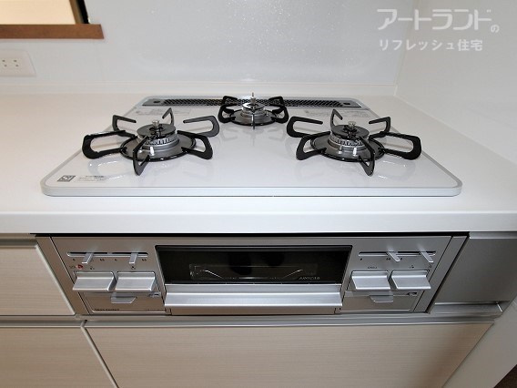 お料理の時短にも役立つ3口コンロ。