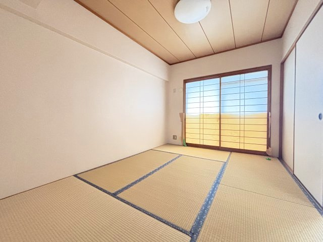 和室6帖　広いバルコニーに面しています。