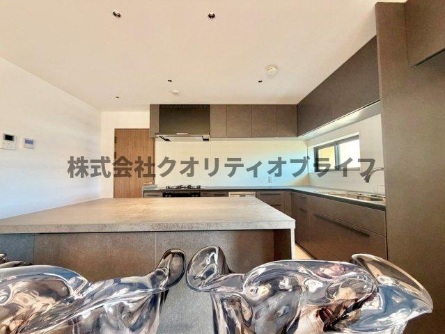 3口ガスコンロ、食洗機付、作業スペース◎パーティーを開催しても十分な広さ