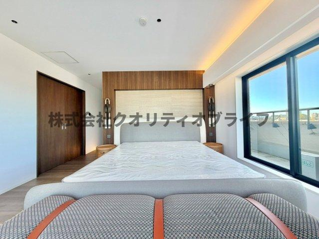 2面採光の寝室、スマートカーテンが備え付けなので朝は日の光を取り入れることが可能です
