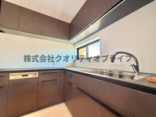 カウンターにも窓があり、開放的な気分でお料理できます