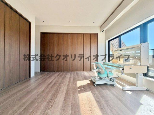各部屋陽当たりも良く、収納スペースも用意されております