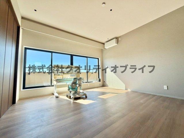 大きめの窓がありますが、5階部分で他人からの目線がなく、気持ちよく生活することができます