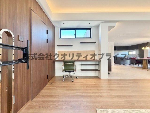 リビングには作業スペースがあり、お仕事や趣味の時間によさそうです