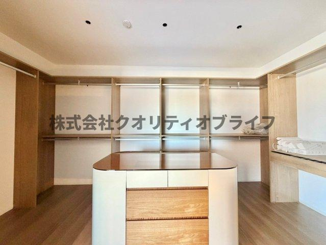 主寝室には広めのWIC、ジュエリー等を収納する棚もございます