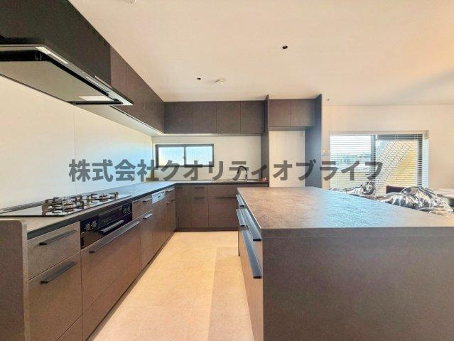 シックな雰囲気にまとめられた広いL字型のキッチン、カウンターもございます。
