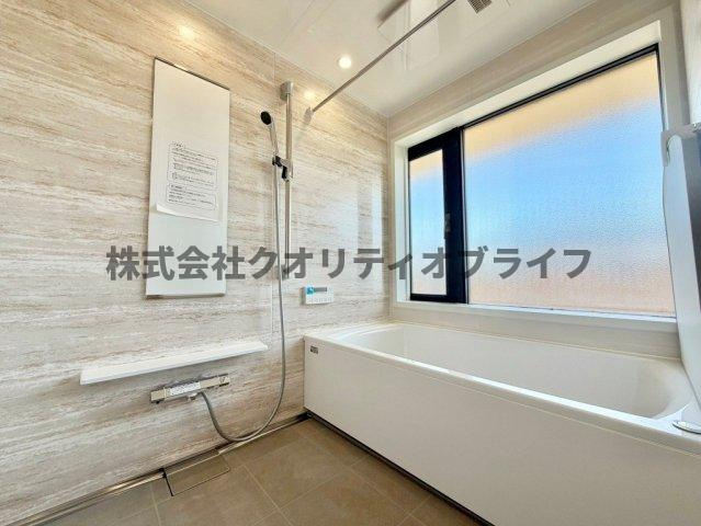 追い焚き、浴室乾燥機能付きの浴室。こちらと同様の仕様の浴室がもう一つ、シャワールームが一つございます。