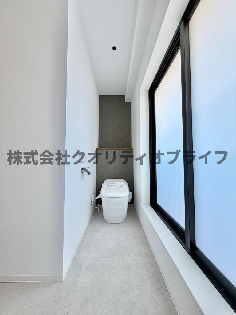 開放的なお手洗い、全部で3つのトイレがございます。　