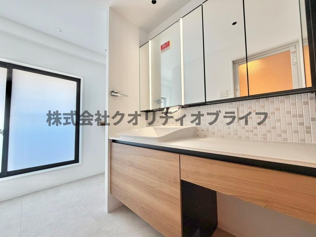陽当たり良好、まるでホテルのような洗面台。