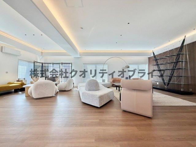 最上階、ペントハウス、家具付きの物件となります