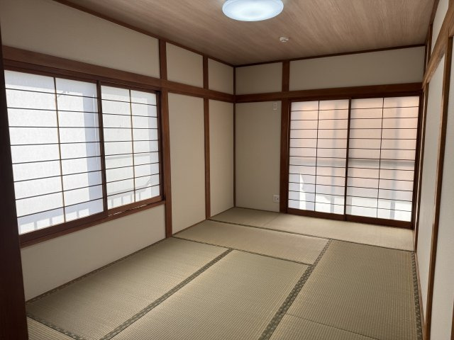 ～2階7.5帖の和室　畳表替え、障子・襖・クロス貼替え済です～