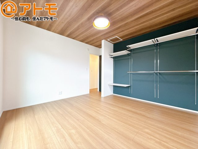 アクセントクロスが印象的なお部屋です。お気に入りの家具に囲まれてゆったり過ごしたいですね♪