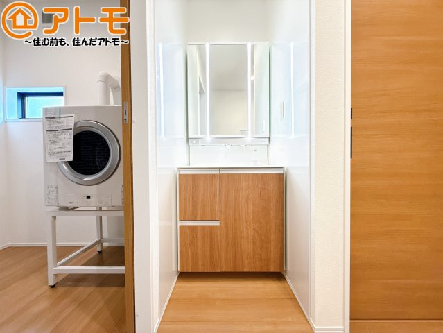 壁付け水栓の洗面台は水垢がたまりにくく、お掃除がしやすいですね♪