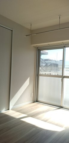 アクセントクロス、室内物干しが設置された洋室、バルコニーに面していて明るいお部屋です