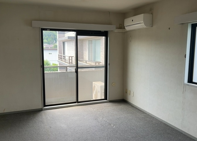 寝室でゆっくりと過ごすためにはベッド周りの適度な空間を担保することや窓の位置、照明の明るさ、寝室の広さなどを考える必要があります。自身や家族の構成とライフスタイルに併せて寝室にする部屋を選びましょう！