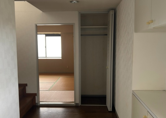 玄関は家の顔でもあり、家族以外の目にも止まる場所です。玄関は外との間を仕切る扉、靴などをしまっておく収納スペース、靴脱ぎのたたきスペース、来客とのやり取りをするドアホンなど複数のアイテムからなります。