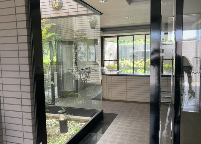 マンションのエントランスには、もともと風よけや防犯の役割がありますが、マンションによって宅配ボックスなどの設備が備わっている所もあります。日々の生活をイメージしながら生活しやすさをチェックしましょう。