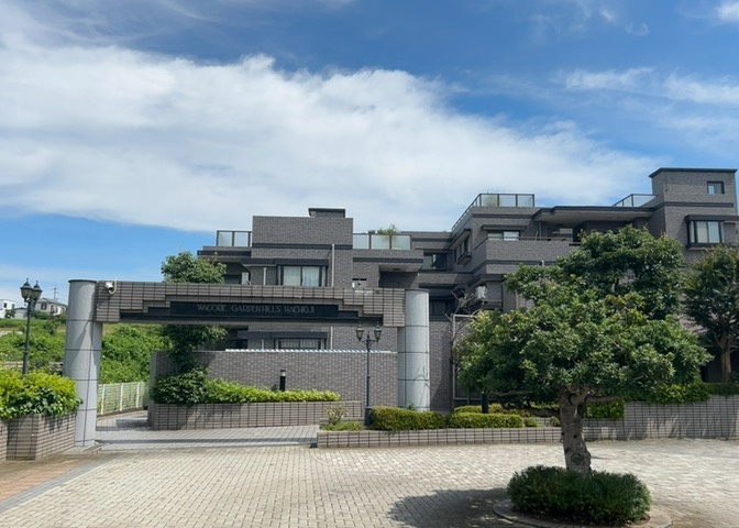 外観はマンション管理がされているかの目安になります。築年数が古いと、壁面は劣化してひび割れが生じることも！建物が古びていても細かいところが修繕されていると、きちんと管理されているなぁと感じるでしょう。