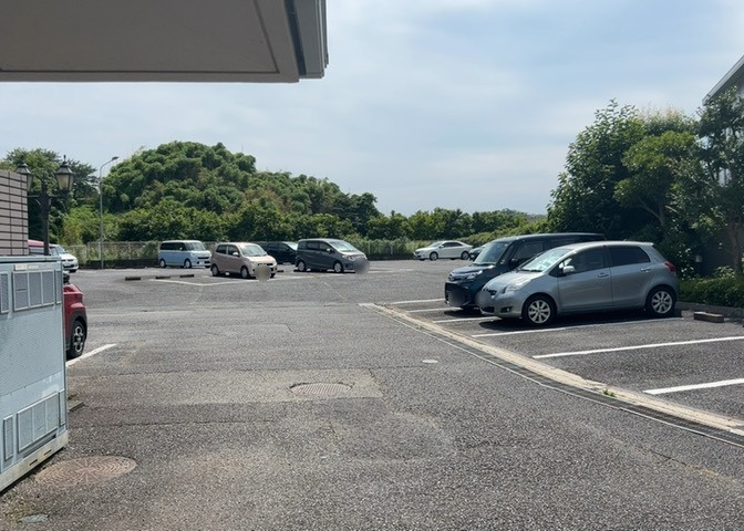 車一台あたりに必要なスペースは、標準サイズの普通自動車で横幅2m50cm、長さ5mは必要になります。ただし、乗降のことも考慮して横幅3m30cm、長さ5m50cmほどは確保できるところを選びましょう。