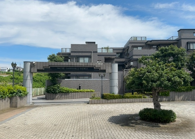 物件によっては、入居者が個人的に使用できる専用庭がついているものもあります。また、住宅の中にある土間の部分を庭と呼ぶこともあります。庭の用途は住む人によって変わり、それによってデザインもさまざまです。