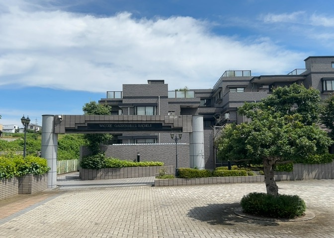 中庭（パティオ）とは、一つの建築物の内部に設けられた、壁などで囲われている庭のことを指します。コの字型、ロの字型が主流ですが、L字型の中庭もあります。最近では、インテリア性の高さからも人気があります。