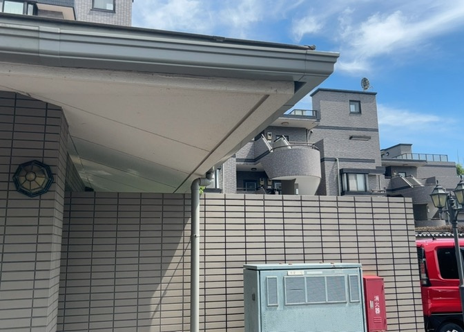 共有部分は、住民なら誰もが使える設備のこと。例えば駐車場やエレベーター、インターネット設備、セキュリティ設備などがあります。他にも、マンションの廊下・外部階段やエントランス・ゴミ置き場などがあります。