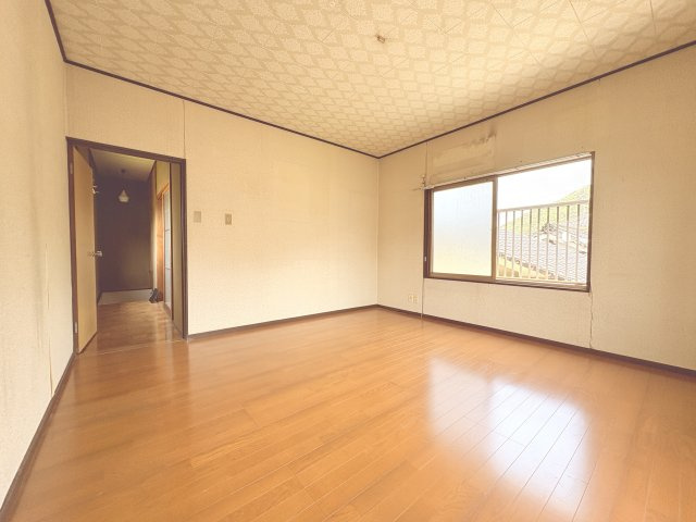 シンプルで使い勝手の良い洋室は、寝室や子ども部屋、書斎など多用途に対応可能。大きな窓から自然光がしっかり入り、明るく心地よい空間を演出。家具配置もしやすい形状で、自分好みのレイアウトが楽しめるのも魅力