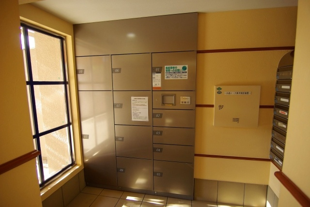 宅配ボックスは荷物の受け取りや配達が便利で安全です。不在時でも荷物が確保され、盗難や損傷のリスクが減少。受け取り時間の柔軟性が向上。外出先からでも荷物の受け取りや預けが可能となります。