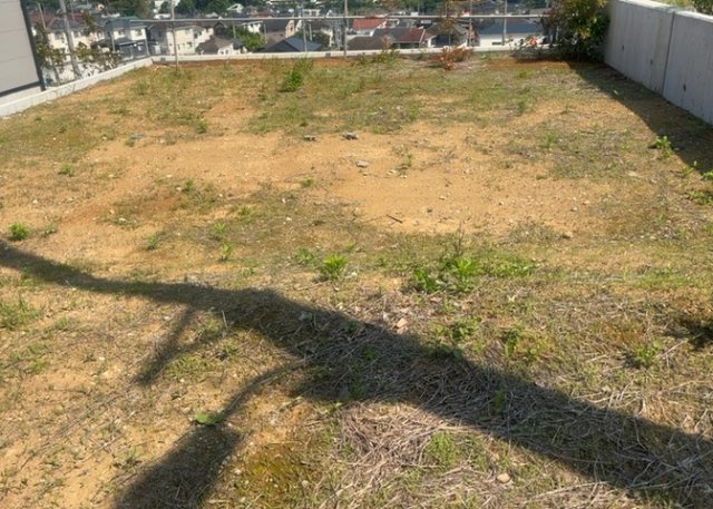 土地の形が極端に長細かったり、狭小地、あるいは道路との高低差がある傾斜地だった場合、後々売ろうとしても買い手がつかない場合もあります。後々、売却することになった時に価値の下がらない土地を選びましょう。