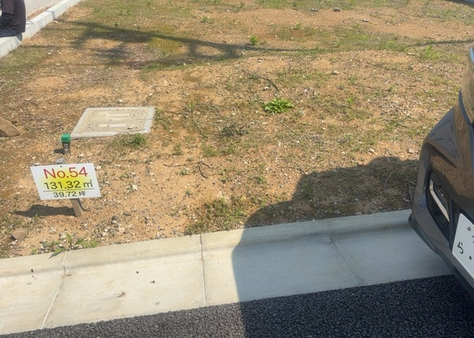 土地の面積＝住宅面積ではありません。建ぺい率の問題などで、土地のある場所によって住宅を建てられる面積は限られています。高さもしかり、「土地」という言葉の中には、建築条件も含まれると考えておきましょう。