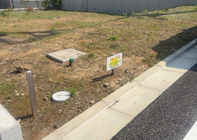 家を建てる場合、方位は要チェックです。現実的に日当たりのよい家ならばリビングは南側、建築基準法でも北側に当たる家への配慮は求められています。土地を見学に行く際は、方位磁針を持って行くようにしましょう。