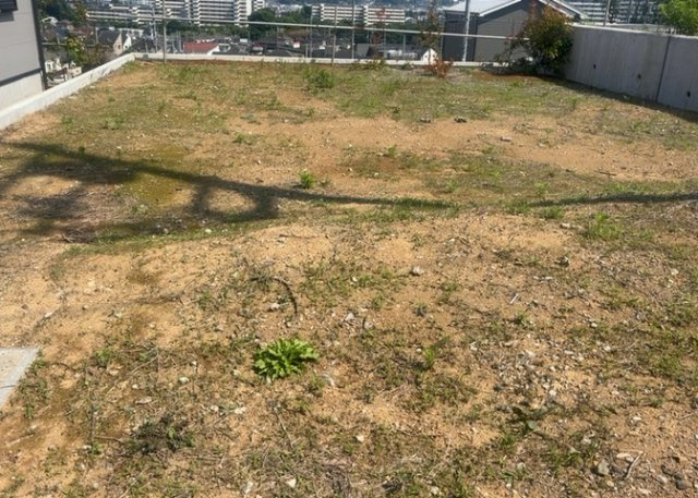 現地に行くなら、物件の周囲の地形がどうなっているかを見ることも大切です。周辺より低くなっている土地では、大雨などで水が集まりやすいため、地盤が弱くなっているということも考えられるため、注意が必要です。
