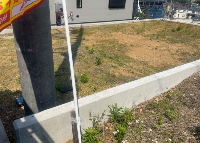 土地購入を検討されている場合、境界杭がない状態で購入してしまうと境界確定測量をする必要があり、費用がかかります。購入の前に、売主、隣土地所有者立ち合いのもと境界を確定し境界杭を設置するのがベストです。