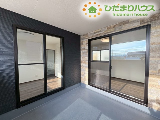 急な雨の際も濡れにくい設計のンナーバルコニーです！お洗濯物や布団を一度にたくさん干せる広さがあり、お日様の光を浴びながらカラッと気持ちよく乾かすことができます！