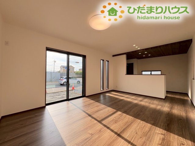 大きい窓から心地よい自然光がしっかりと差し込むリビングです！対面式キッチンから部屋全体を見渡せる開放的な配置になっており、お料理をしながらでもリビングにいるご家族の様子を見守れて安心です(*^^*)