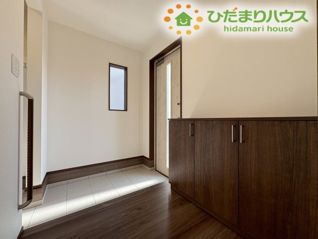 温かみのある木目調のシューボックスが備え付けられた玄関ホールです！横に窓が配置されているため暗くなりがちな玄関内を優しく照らしてくれて、毎日気持ちよく家族を送り出し、出迎えることができます♪