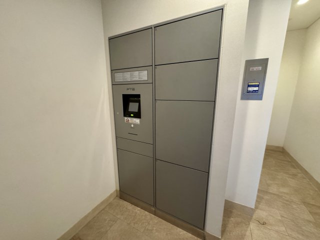 共用部には便利な宅配ボックスを設置。外出中でも荷物を受け取ることができるため、再配達の手間を減らすことができます。ネットショッピングの利用が多い方や忙しい方にも嬉しい設備。