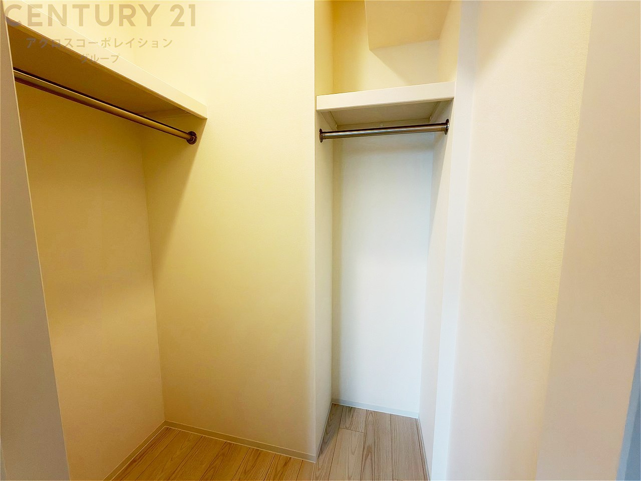 収納力が高く洋服や小物を整理しやすく、更衣室のように使え、部屋がすっきり保てます。収納の配置を自由に調整でき、換気性が良く防湿・防虫対策も可能。快適で機能的な生活空間を実現できます♪