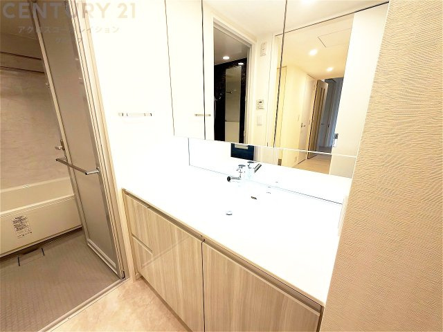 衣服の収納や脱ぎ着や整理整頓がしやすく、湿った衣類を乾燥させるスペースがありカビや臭いの発生を防ぎます。床の汚れを他の部屋に持ち込まず清潔を保つことができます。また快適な入浴環境の整備にも役立ちます。