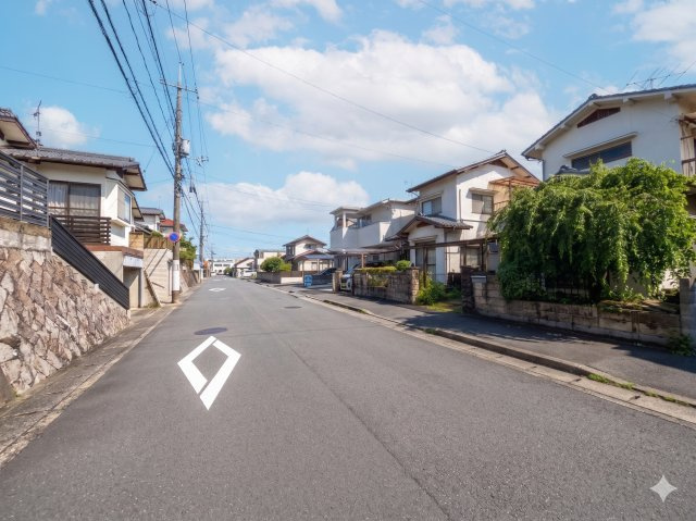 前面道路は幅員にゆとりがあり、お車の出入りも比較的スムーズに行えます。周辺は戸建住宅が立ち並ぶ落ち着いた街並みが広がっており、穏やかな住環境が魅力です。毎日の通勤・通学やお出かけにも便利な立地です。