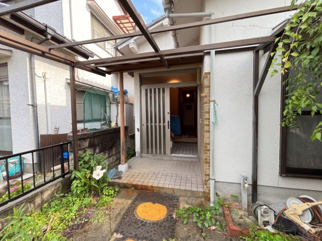 玄関前にはゆとりが確保されているため、荷物の持ち運びや来客時にも便利。落ち着いた外観デザインと調和した玄関まわりが住まいの第一印象を演出し、戸建ならではの温かみを感じられる空間となっています。