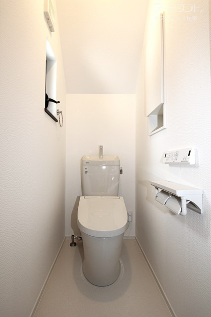 【1階トイレ】気になるトイレも新設で安心♪　温水洗浄機能付き